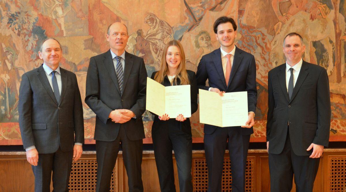 Prof. Dr. Klaus Schäfer, HV-Präsident Reinhold Vollbracht, Preisträgerin Lara Kornmesser, Preisträger Vitus Rennert, Prof. Dr. Harmut Egger (v.l.)